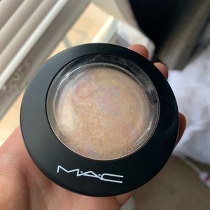 Mac lightscapade mineralized skin finish
